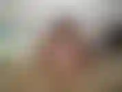 (9) GoldieStar met du rouge à lèvres... Lubrifie le trou de sa chatte avec un piston lubrifiant... Puis baise sa chatte avec un gode rouge et joue avec les pieds.