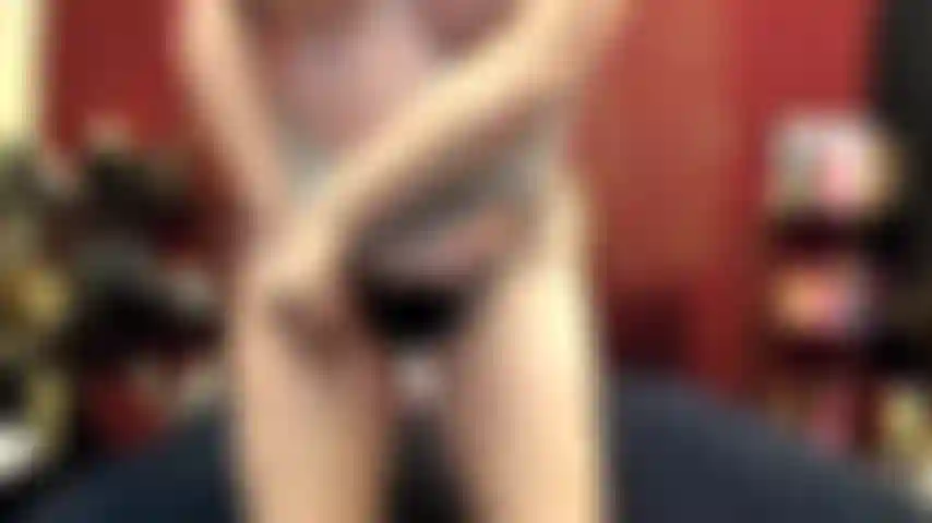 ( Gs.561) GoldieStar se produit dans un spectacle d'or - 9:59 minutes. Gilf, talons hauts plateforme rouges, gros seins, chatte poilue, squirting, anal, dp, godes tous blancs (14/05/2022).