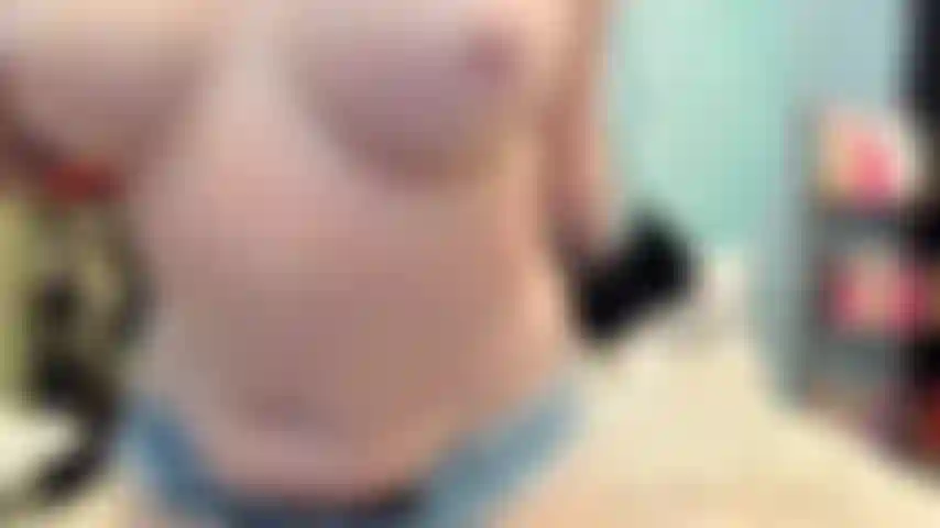 ( Gs.610) GoldieStar se produit dans un spectacle d'or - 11 minutes. Gros cul, gros seins, chatte poilue, squirting, pieds nus, anal, jouet interactif, dp, godes tous blancs (10/06/2022).