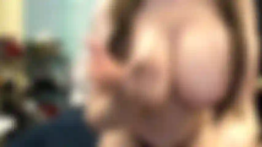 ( Gs.582) GoldieStar se produit dans un spectacle d'or - 9 minutes. Gros seins, belle-fille, éjacule, pieds nus, anal, équitation (26/05/2022).