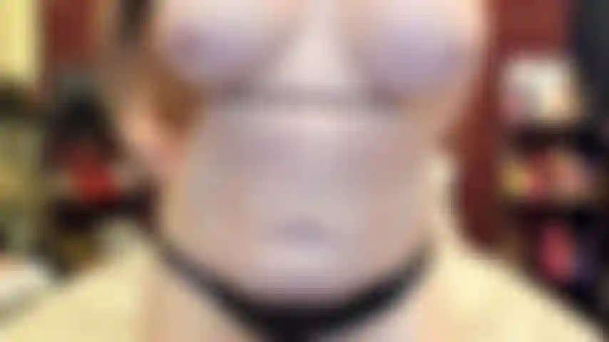 ( Gs.390) GoldieStar se produit dans un spectacle d'or. Roleplay (appelant tous les gars dans la pièce par leur nom...) 10 Minutes. Bikini string noir, milf, gros seins, éjacule, anal avec gros gode rouge, équitation, chatte poilue (12/12/2021).