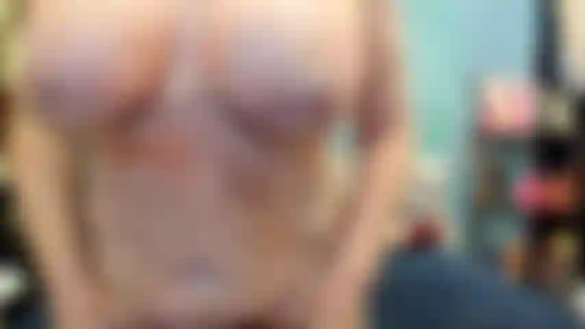 ( Gs.655) GoldieStar se produit dans un spectacle d'or - 9 minutes. Gilf, gros seins, pieds nus, chatte poilue, éjacule, chatte écartée (02/07/2022).