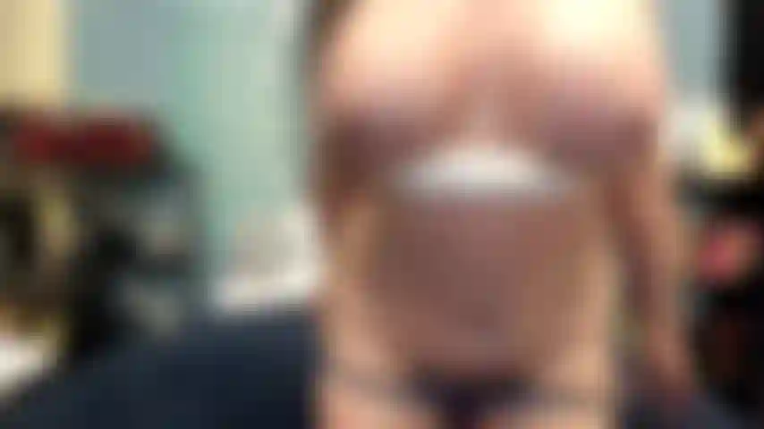 ( Gs477) GoldieStar se produit dans un spectacle d'or. Roleplay (appeler tous ceux qui sont présents dans la pièce par leur nom...) 8:55 Minutes. Gilf, gros seins, squirting, pieds nus, huile, anal, dp, godes tous blancs (19/02/2022).