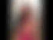 (42) GoldieStar dans cet ensemble de photos de diaporama porte un bodystocking en résille rose vif. Pussy play.