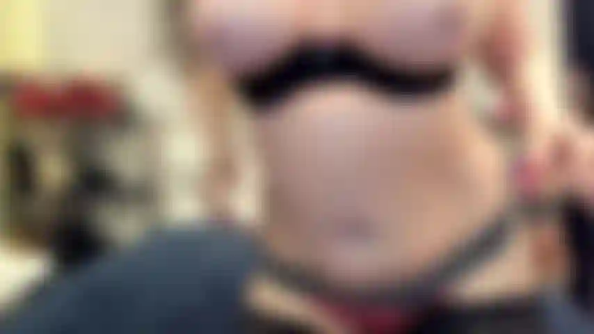 ( Gs.464) GoldieStar se produit dans un spectacle d'or. Roleplay (appeler tous ceux qui sont présents dans la pièce par leur nom...) 9 Minutes. Gilf, gros seins, soutien-gorge noir, bas, jouet interactif anal, squirting, anal, godes entièrement noirs (12/02/2022).