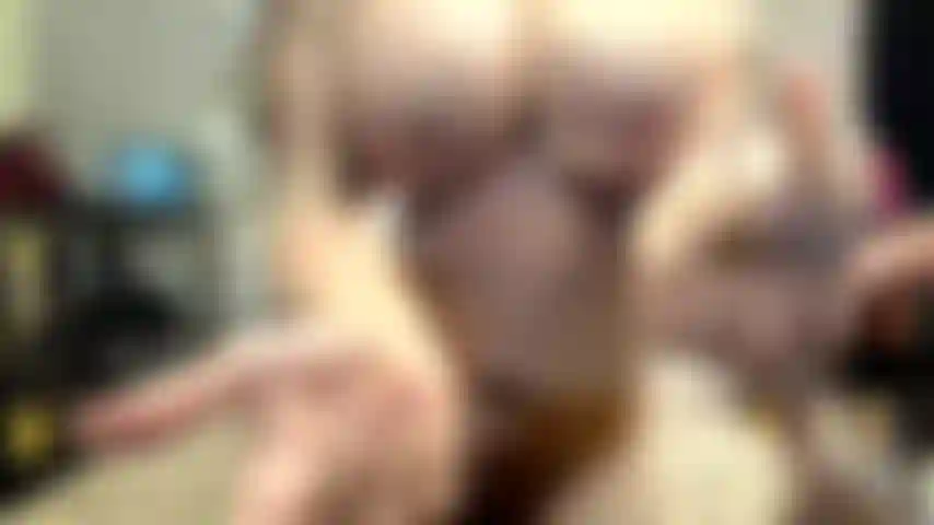 ( Gs.794) GoldieStar se produit dans un spectacle d'or - 9 minutes. Gros seins, chatte poilue, pieds nus, belle-fille, squirting, anal (29/10/2022).