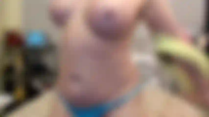 ( Gs.713) GoldieStar se produit dans un spectacle d'or - 9 minutes. Gros seins, gros cul, belle-fille, pieds nus, squirting, anal, dp interracial, chatte poilue (15/08/2022).