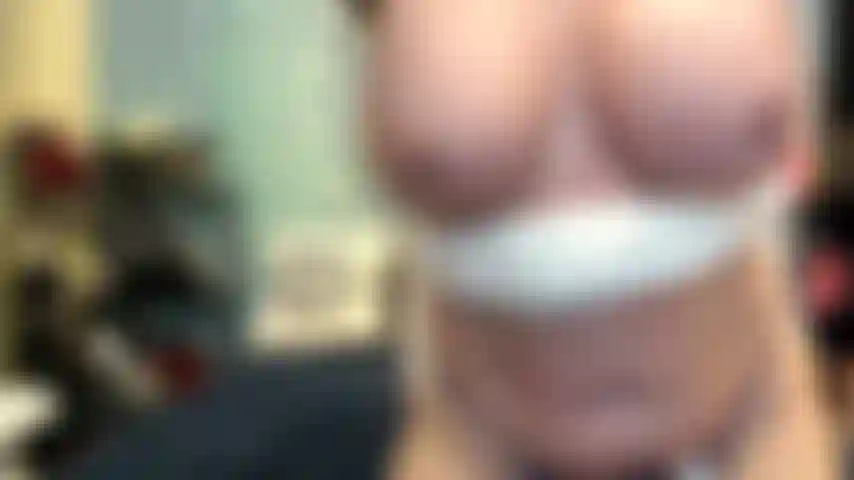 ( Gs.575) GoldieStar se produit dans un spectacle d'or - 11 minutes. Gilf, gros seins, gros cul, chatte poilue, squirting, pieds nus, huile, anal, dp, godes tous noirs (22/05/2022).