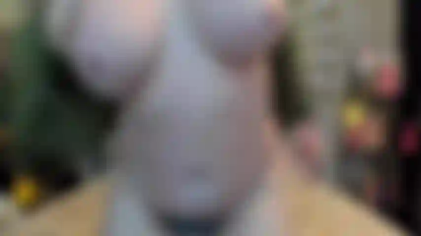 ( Gs.854) GoldieStar se produit dans un spectacle d'or - 10 minutes. Gros cul, gros seins, chatte poilue, jeu de chatte, gros gode violet, squirting, pieds nus (13/12/2022).