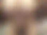 (21) GoldieStar baise sa chatte serrée avec un gode violet avec un jeu de tétons.