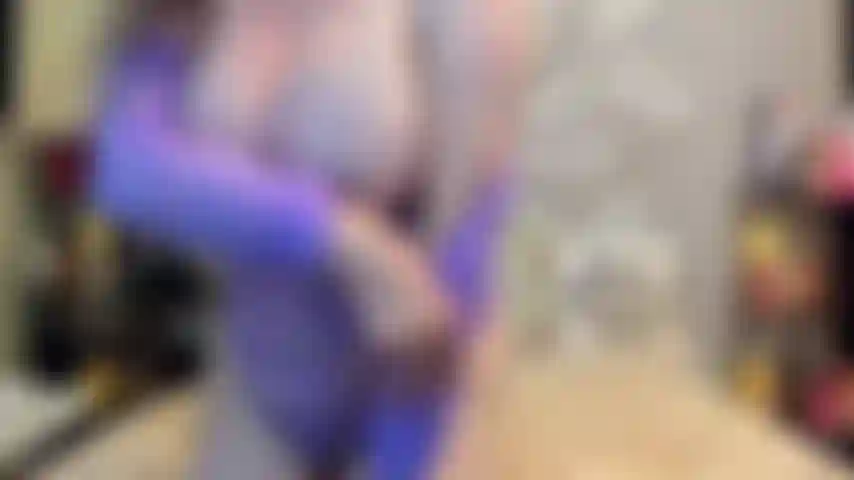 ( Gs.824) GoldieStar se produit dans un spectacle d'or - 10 minutes. Gros cul, gros seins, gilf, chatte poilue, jouet interactif, squirting, pieds nus, anal, dp, sperme crémeux, godes tous blancs (27/11/2022).