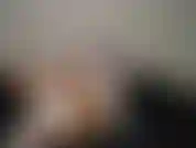 (7) GoldieStar joue avec un gros gode en acrylique transparent et se baise avec un gros gode en acrylique noir portant des chaussettes et des talons en forme de cœur rose.