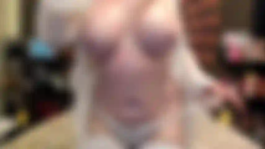 ( Gs.760) GoldieStar se produit dans un spectacle d'or - 10 :55 minutes. Gilf, gros seins, chatte poilue, bas blancs transparents, talons hauts à pointes argentées, huile, anal, dp (10/1/2022).