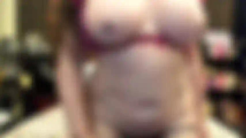 ( Gs.743) GoldieStar se produit dans un spectacle d'or - 10:59 minutes. Gros seins, belle-fille, talons hauts à pointes argentées, chatte poilue, éjacule, anal, dp (9/5/2022).