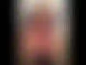 (85) GoldieStar dans cet ensemble de photos de diaporama porte un soutien-gorge et une culotte en dentelle blanche avec des bas et des talons noirs. Pussy play.