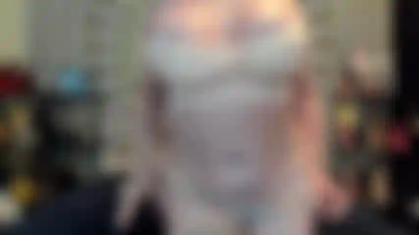 ( Gs.864) GoldieStar se produit dans un spectacle d'or - 10:57 minutes. Bas bronzés transparents, gros seins, chatte poilue, éjaculation féminine, chatte écartée, sperme crémeux, godes tous blancs (17/12/2022).