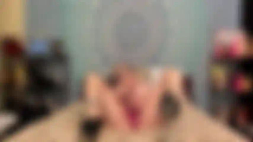 ( Gs.675) GoldieStar se produit dans un spectacle d'or - 8:02 minutes. Talon haut noir, gros seins, gilf, chatte poilue, éjacule, anal, dp, godes tous blancs (29/07/2022).