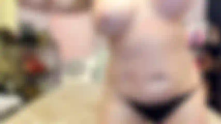 ( Gs.369) GoldieStar se produit dans un spectacle d'or. Roleplay (appelant tous les gars dans la pièce par leur nom...) 10 Minutes. Bikini string noir, gros seins, milf, gros gode rose, pieds nus, squirting, anal, sperme crémeux (12/5/2021).