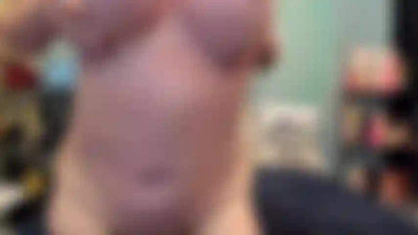 ( Gs.684) GoldieStar se produit dans un spectacle d'or - 8:59 minutes. Gilf, gros seins, gros cul, pieds nus, squirting, gros gode rose, chatte poilue, anal, dp (8/4/2022).