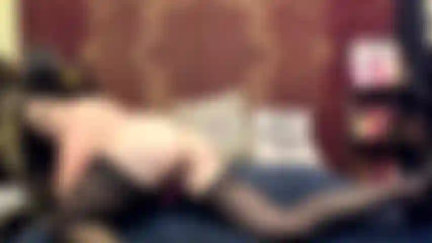 ( Gs.382) GoldieStar se produit dans un spectacle d'or. Roleplay (appelant tous les gars dans la pièce par leur nom...) 9:01 Minutes. Culotte noire. Bas noirs. Talons hauts noirs, gros seins, squirting, baise avec les doigts, anal, dp, godes tous noirs (12/12/2021).