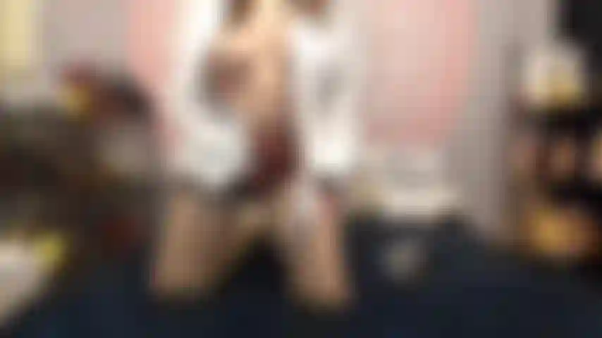 (46) GoldieStar utilise une pompe à clitoris, une pompe à chatte, des boules de chatte, un gode noir en acrylique, une baguette puis jouit fort avec une baguette hitachi. Je gicle... Et du sperme crémeux.