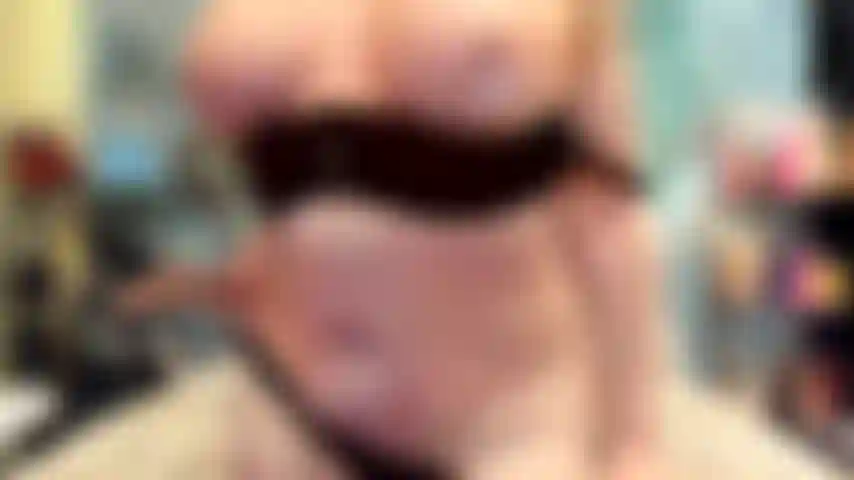 ( Gs.674) GoldieStar se produit dans un spectacle d'or - 9 minutes. Gros seins, soutien-gorge noir sans bonnet, bas noirs, gros gode rose, éjaculation féminine, gilf, jeu de chatte (29/07/2022).