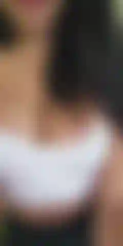 Je réchauffe ma chatte serrée.