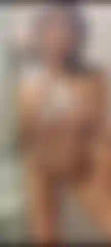 Strip tease dans l'émission. Toute nue, doigtée et gros cul.