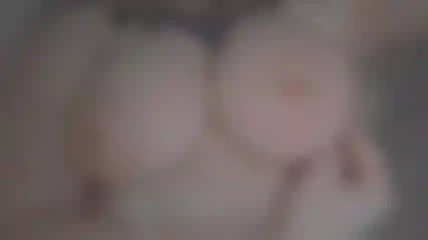 J'adore cette vidéo de mes seins percés dans un bain.