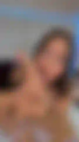 Je suce les orteils, je lèche... Mmm, les orteils sont rouges, c'est tellement délicieux.