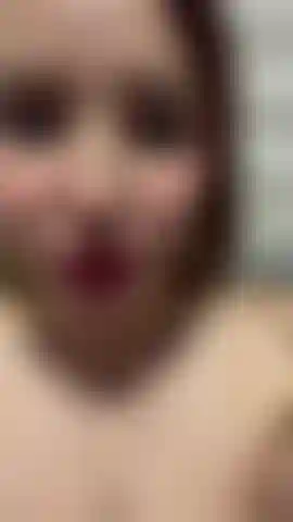 Je joue avec mon cul serré.