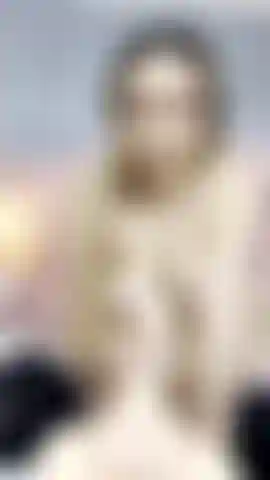 Je me sens tellement chaude en rebondissant sur toi.