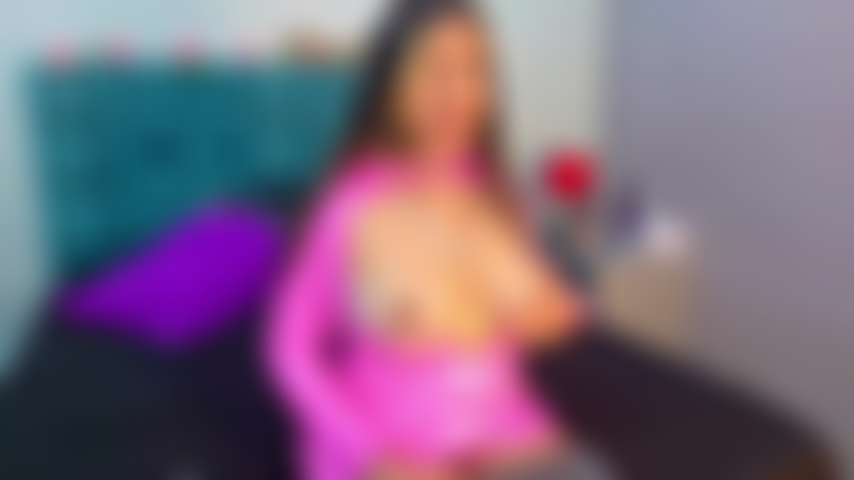 Une fille nue et chaude et une chatte en gros plan.
