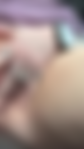 Je doigte ma chatte humide dans la voiture.