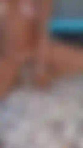 En train de m'accroupir sur mon gode, regarde mes superbes seins rebondir. X.