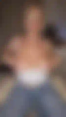 Je crache sur mes seins magnifiques, je regarde ça couler sur mes tétons et je les lèche et les suce x.
