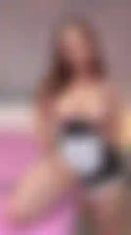 Femme de ménage coquine // nettoyage, chevauchée de gode, levrette inversée, seins qui rebondissent & pipe bien bavarde.