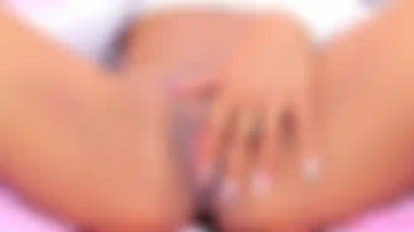 Gros plan sur une chatte rose juteuse.