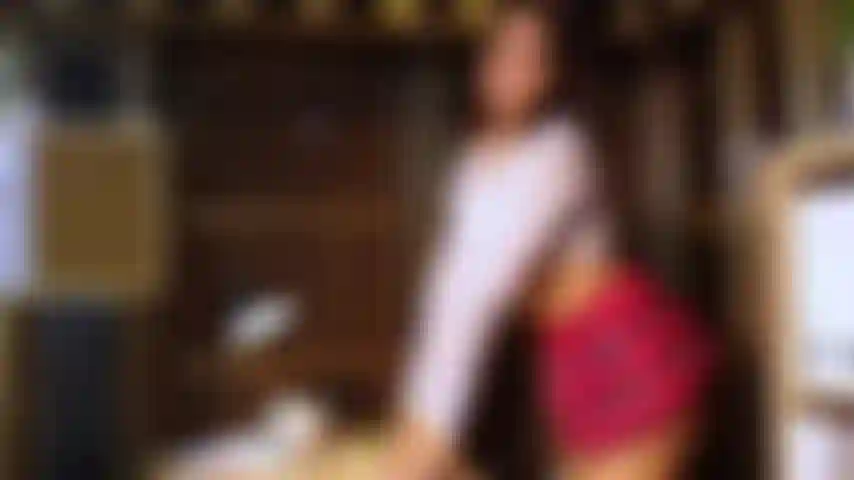 Je suis la vilaine étudiante du bureau de mon professeur.