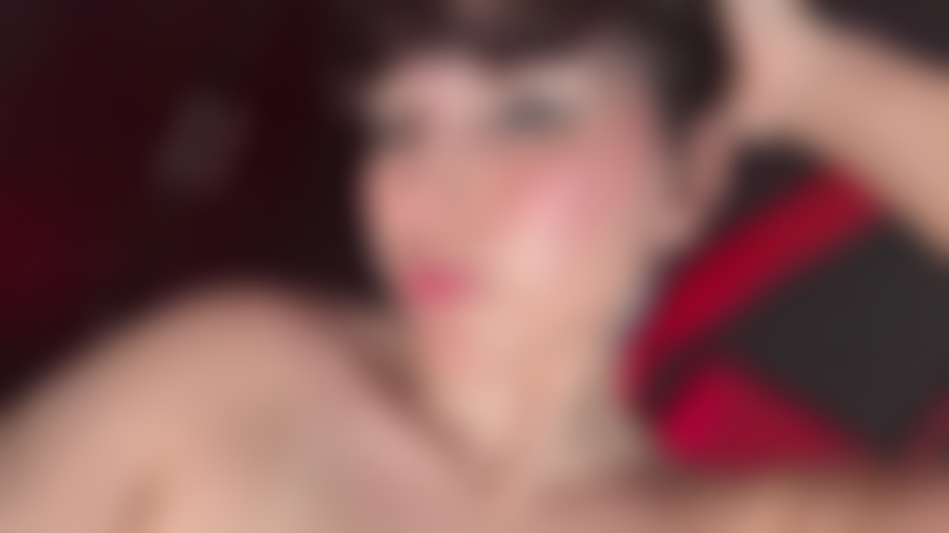 Ma poitrine nue et mes douces caresses vous invitent à profiter de ce moment intime avec moi.