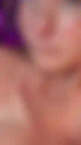 Rien ne m'excite plus que de lécher mes propres tétons et de sentir ma langue glisser sur ma peau. Veux-tu m'aider à aller plus loin ?