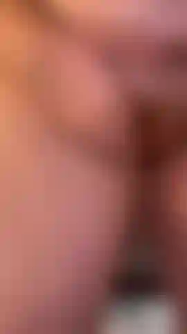 Un peu de jeu avec ma chatte et en montrant mon trou du cul. Regardez-moi aussi me donner des fessées !!!!