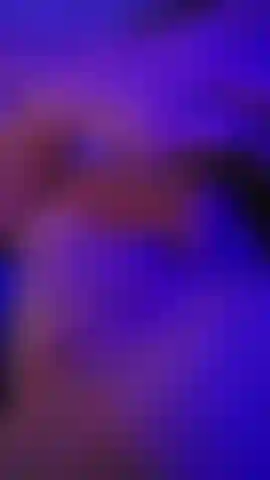 Un gode dans la chatte.