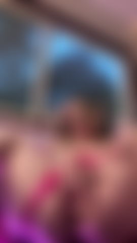 Je doigte et je taquine avec des jouets anaux.