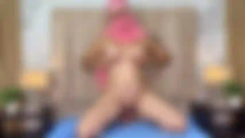 De l'huile et des massages sur mes seins pendant que je chevauche une bite.