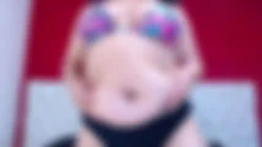 Viens jouer avec mon ventre sexy.