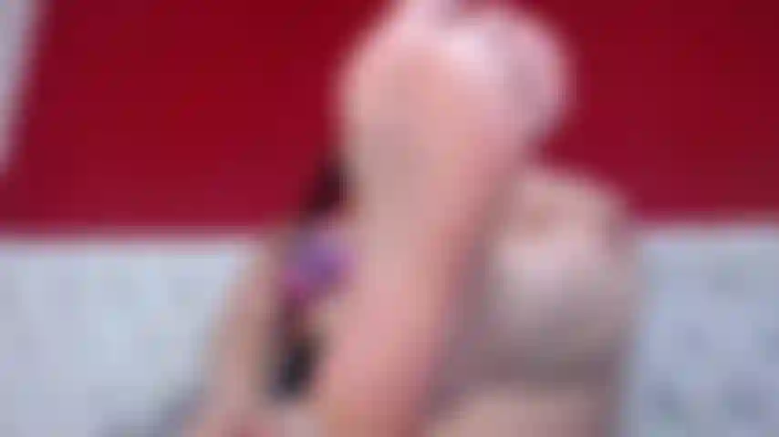 Hanna fait un petit massage à ses pieds délicats et à ses belles jambes.