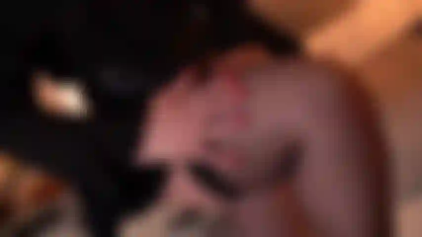 Une belle-mère sexy qui taquine au lit.