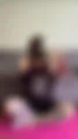 Le yoga fait trop chaud pour les vêtements.