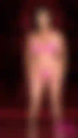 Déesse humiliatrice en latex rose aguicheuse. Obtenez la vidéo complète.